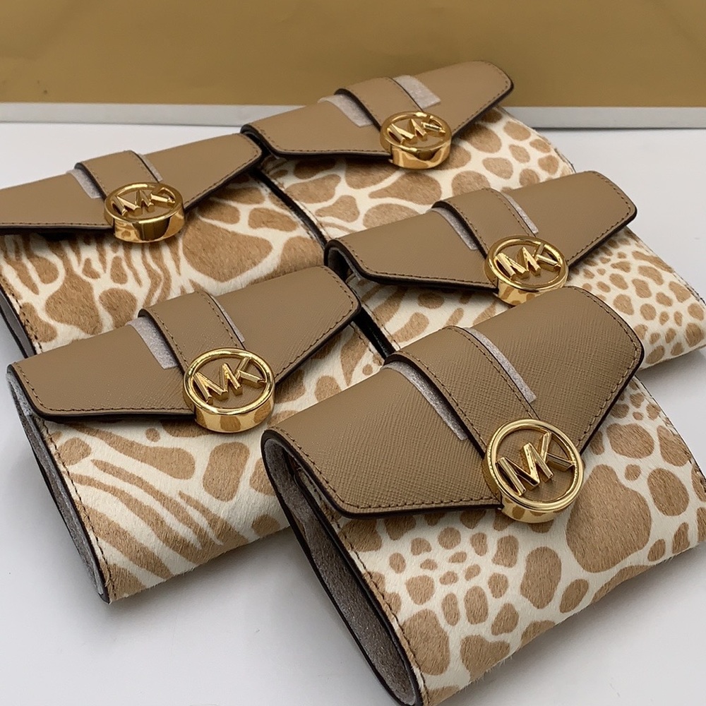 MICHAEL KORS
Carmen Medium Flap Bifold Faux Fur-Leather Wallet
Camel color - Picture 11 of 13
